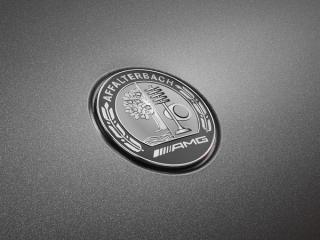 Close-up of the AMG emblem on the bonnet of the new Mercedes-AMG GLC 63 S E PERFORMANCE.