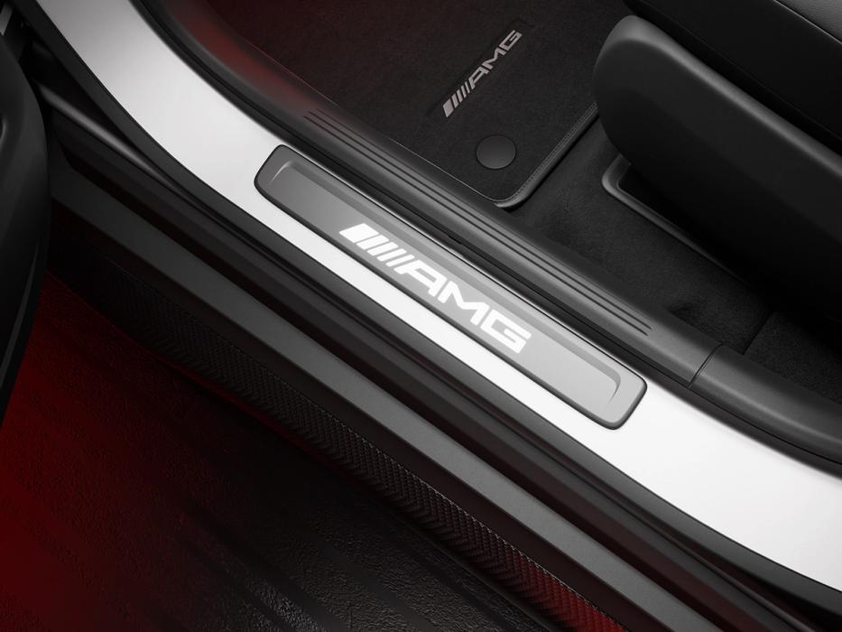 Entry frame with AMG lettering of the Mercedes-AMG GLC Coupe 63 S E.