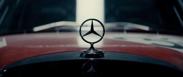Stylized view of the hood of the Red Sow - in the center the Mercedes star